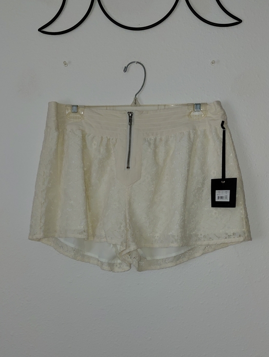 Jack by BB Dakota Pants - Women's Cream Lace Overlay Shorts with Front Zip.  NWT